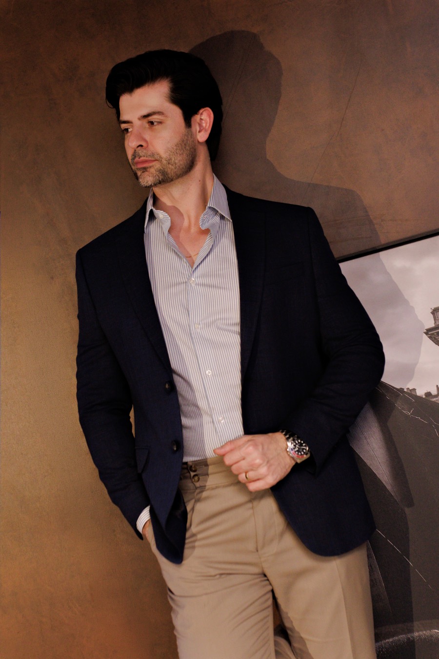 Homem com blazer azul-marinho, camisa social e calça chino em traje esporte fino